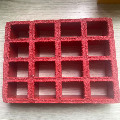Wielkość siatki 38x38mm, FRP formowane siatki czerwonego koloru., anty śliskiej powierzchni z piaskiem na powierzchni.