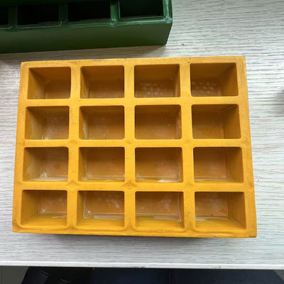 Wielkość siatki 38x38mm FRP Formowane kratki z żółtego koloru płaska powierzchnia z okładką po jednej stronie dla chodzenia