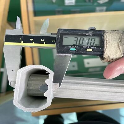 Pultrudowane profile FRP o nieregularnych kształtach, charakteryzujące się lekką konstrukcją, wysoką wytrzymałością i doskonałymi właściwościami antykorozyjnymi