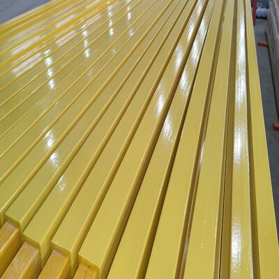 Prostokątna rura FRP wykonana metodą pultruzji, malowana powierzchniowo odpowiednią farbą, aby spełnić bardzo wysokie wymagania dotyczące gładkości powierzchni i estetyki