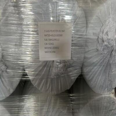 Sprzęt E-Glass Polyester Veil Mat MAT300+VEIL20 1600MM, 6 rol na partię, sprzęt E-glass-fiber veil mat z kompozytu FRP, odporny na korozję, wykonany w chińskiej fabryce ze stabilną podażą partii.